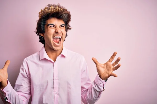 Joven Hombre Guapo Con Corona Rey Pie Sobre Fondo Rosa — Foto de Stock