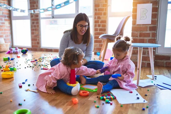 Young Beautiful Teacher Toddlers Wearing Uniform Building Pyramid Using Hoops — Stock Photo, Image