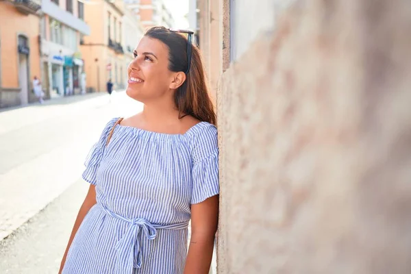 Joven Hermosa Mujer Sonriendo Feliz Apoyado Pared Las Calles Ciudad —  Fotos de Stock