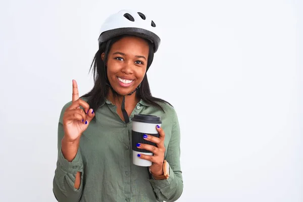 Jovem Afro Americana Vestindo Capacete Bicicleta Bebendo Café Sobre Fundo — Fotografia de Stock
