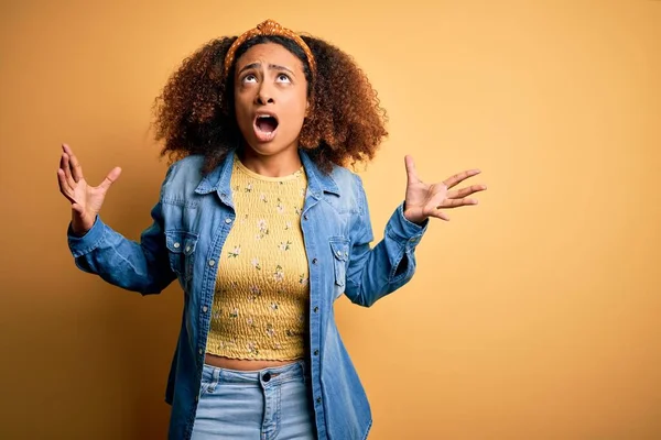 Joven Deportista Afroamericana Con Pelo Afro Sobre Fondo Amarillo —  Fotos de Stock