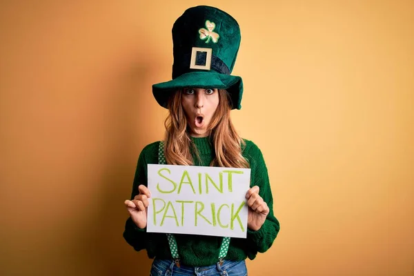 Beautiful Brunette Woman Wearing Green Hat Holding Banner Saint Patricks — 图库照片