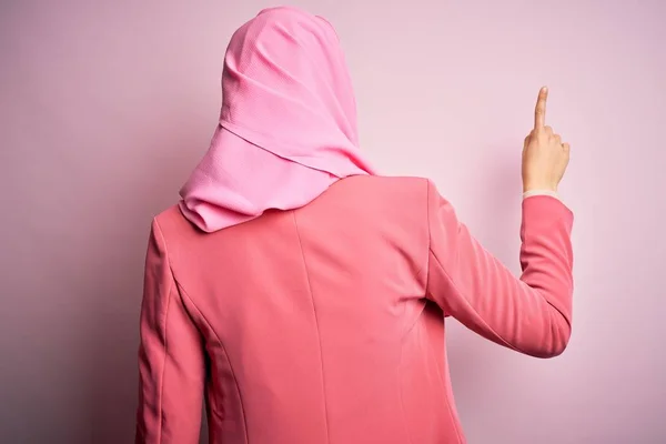 Junges Schönes Mädchen Mit Muslimischem Hijab Das Vor Isoliertem Rosa — Stockfoto