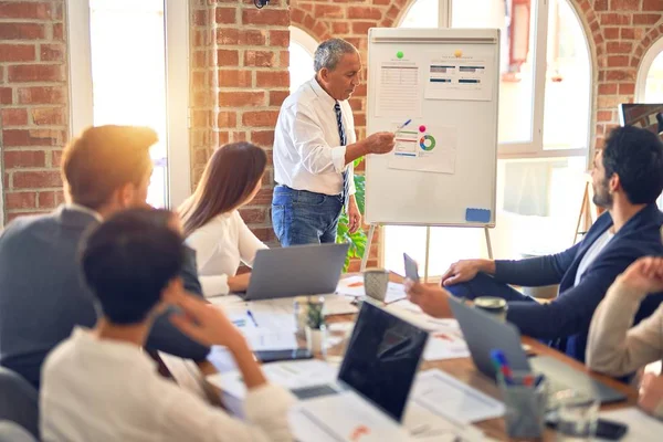 Grupo Trabajadores Empresariales Que Trabajan Juntos Una Reunión Uno Ellos — Foto de Stock