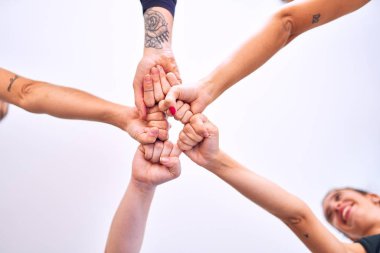 Genç ve güzel sporcular elleriyle jest yapıyor.