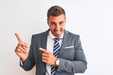 Takım elbiseli ve kravatlı genç yakışıklı bir iş adamı. Endişeli ve gergin bir tarafı var. Endişeli ve şaşırmış bir ifade.