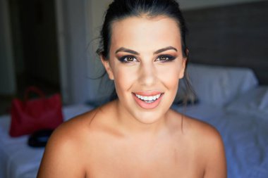 Lüks giyinen, göz alıcı makyaj yapan, kozmetik sanatçısı konsepti olan genç ve güzel bir kadın.