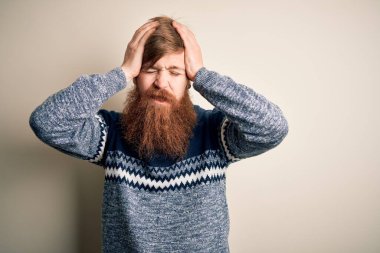 Sarışın, sakallı, kışın süveter giyen, baş ağrısı ve migren ağrısı çeken yakışıklı bir İrlandalı. Ellerini başının üstüne koy..