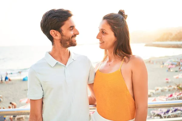 Jovem Casal Bonito Férias Sorrindo Feliz Confiante Com Sorriso Rosto — Fotografia de Stock