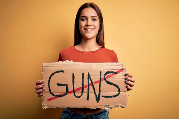 Joven Mujer Activista Hermosa Pidiendo Paz Sosteniendo Pancarta Con Mensaje —  Fotos de Stock