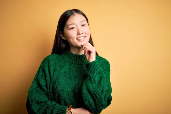 Giovane Bella Donna Asiatica Indossa Maglione Invernale Verde Sfondo Giallo — Foto Stock