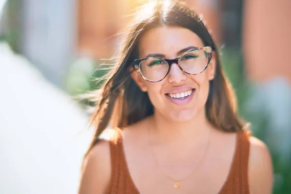 Ung Vacker Kvinna Ler Glad Och Självsäker Stående Med Leende — Stockfoto