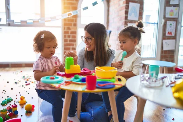 Junge Schöne Lehrerin Und Kleinkinder Spielen Auf Dem Tisch Mit — Stockfoto