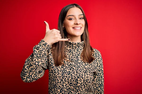 Jonge Mooie Brunette Vrouw Dragen Casual Trui Staan Rode Achtergrond — Stockfoto