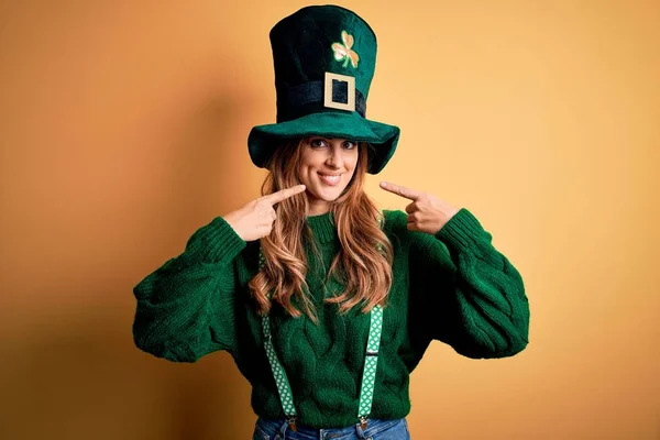 Hermosa Mujer Morena Vistiendo Sombrero Verde Con Trébol Celebrando Santo — Foto de Stock