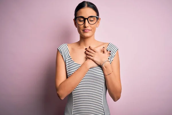 Jovem Mulher Bonita Vestindo Vestido Listrado Casual Óculos Sobre Fundo — Fotografia de Stock