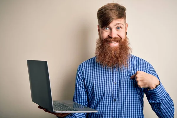 Ruiva Irlandês Homem Negócios Com Barba Usando Computador Laptop Sobre — Fotografia de Stock