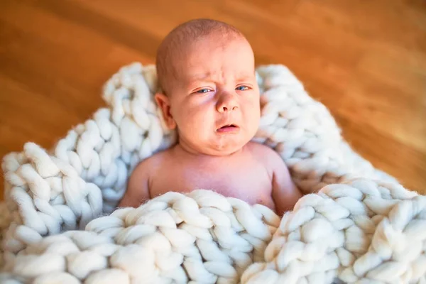 Adorable Bebé Acostado Suelo Sobre Una Manta Casa Llorando Recién — Foto de Stock