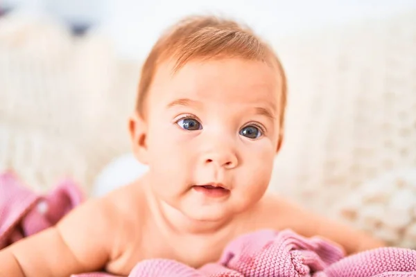 Schattige Baby Liggend Deken Bank Thuis Pasgeboren Ontspannen Rusten Comfortabel — Stockfoto