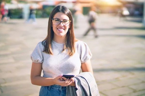 Junge Schöne Frau Lächelt Glücklich Und Zuversichtlich Mit Smartphone Lächelnd — Stockfoto