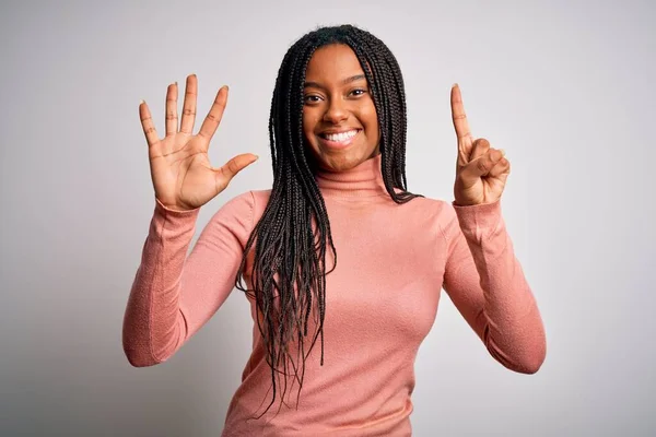 Jeune Femme Afro Américaine Debout Occasionnel Frais Sur Fond Blanc — Photo