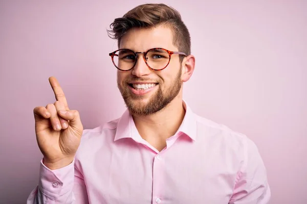 Homem Loiro Bonito Jovem Com Barba Olhos Azuis Vestindo Camisa — Fotografia de Stock