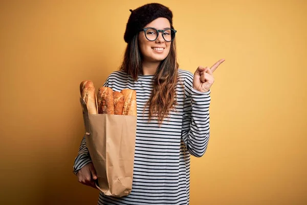 Jong Mooi Brunette Frans Vrouw Dragen Baret Holding Papieren Zak — Stockfoto