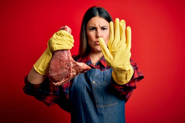 Молодая Женщина Мясник Держа Свежий Сырой Говяжий Кол Мяса Красном — стоковое фото
