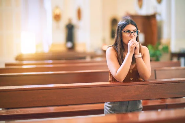 Young Beautiful Woman Praying Her Knees Bench Church — 스톡 사진