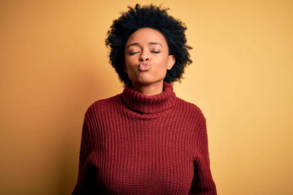 아리따운 머리에 터틀넥 스웨터를 아프리카 흑인젊은 사랑스럽고 섹시하게 공중에서 키스를 — 스톡 사진