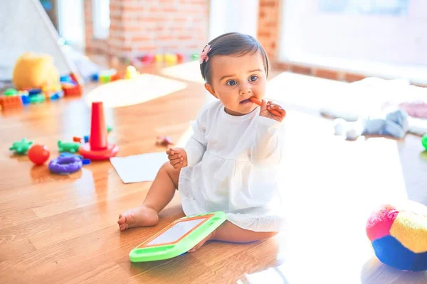 Schönes Kleinkind Freut Sich Kindergarten Über Buntes Spielzeug Auf Magnetischer — Stockfoto