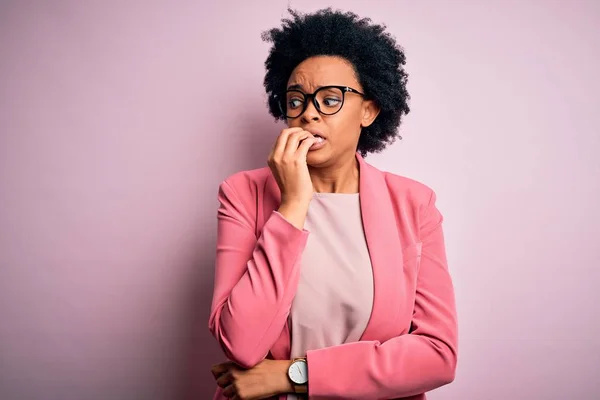 Joven Hermosa Afroamericana Afro Mujer Negocios Con Pelo Rizado Con — Foto de Stock