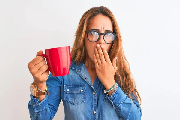 Jovem Mulher Ruiva Bonita Usando Óculos Bebendo Xícara Café Sobre — Fotografia de Stock