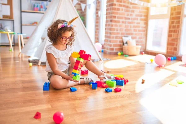 Schönes Kleinkind Mit Brille Und Einhorn Diadem Sitzt Kindergarten Und — Stockfoto