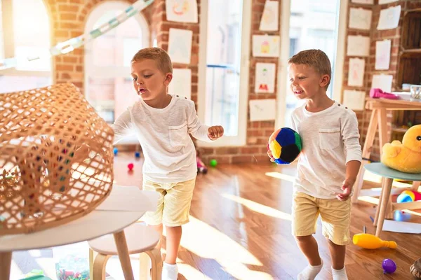 Adoráveis Gêmeos Loiros Jogando Basquete Usando Cesta Vime Bola Torno — Fotografia de Stock