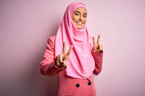 Joven Hermosa Mujer Negocios Morena Vistiendo Hijab Musulmán Rosa Chaqueta —  Fotos de Stock