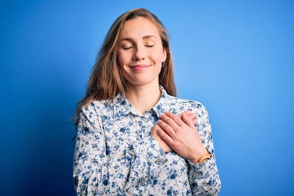 Jovem Mulher Loira Bonita Vestindo Camisa Casual Sobre Fundo Azul — Fotografia de Stock