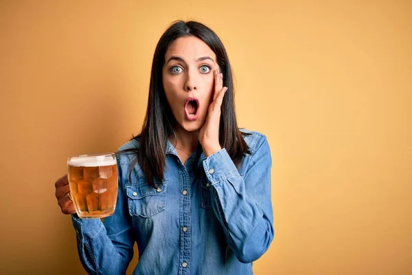 Mujer Joven Con Ojos Azules Bebiendo Tarro Cerveza Pie Sobre — Foto de Stock