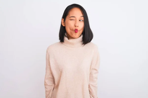 Mulher Chinesa Jovem Vestindo Camisola Gola Alta Sobre Fundo Branco — Fotografia de Stock