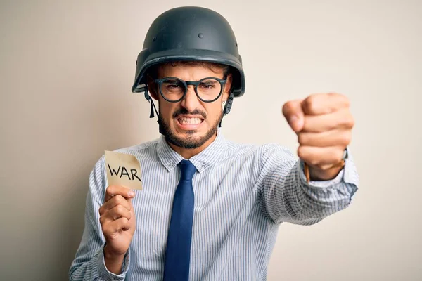 狂気と怒りと叫び手を上げ 怒りの概念で叫んで不満と戦争のメッセージとヘルメットを保持紙を身に着けているひげを持つ若いビジネスマン — ストック写真