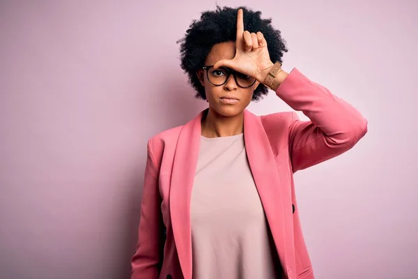 Fiatal Gyönyörű Afro Amerikai Üzletasszony Göndör Haj Visel Rózsaszín Kabát — Stock Fotó