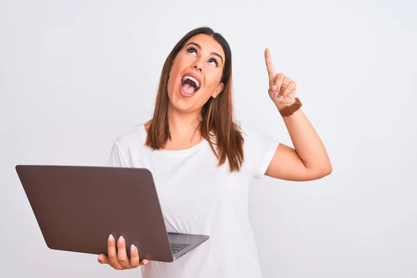 Mulher Bonita Trabalhando Usando Laptop Computador Sobre Fundo Branco Sorrindo — Fotografia de Stock