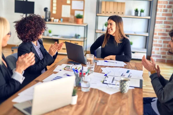 Groep Van Zakelijke Werknemers Glimlachend Gelukkig Vol Vertrouwen Samenwerken Met — Stockfoto