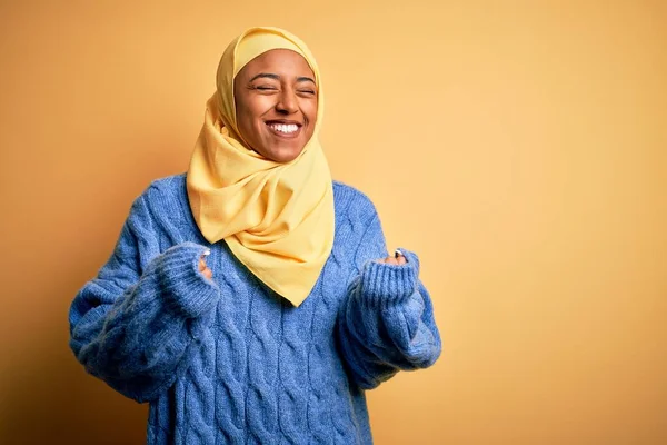 Mladá Afro Americká Žena Muslimském Hidžábu Izolovaném Žlutém Pozadí Nadšená — Stock fotografie