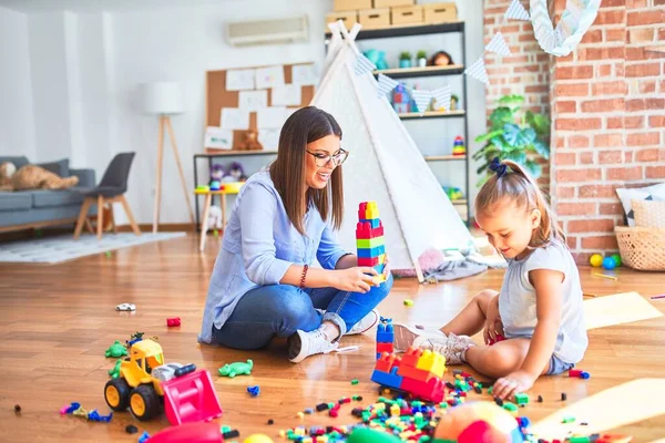 Kaukasiska Flicka Unge Leker Och Lär Lekskolan Med Kvinnliga Lärare — Stockfoto