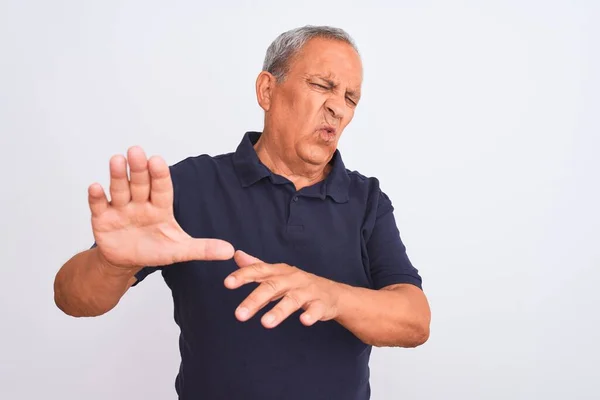 Homme Âgé Aux Cheveux Gris Portant Polo Occasionnel Noir Debout — Photo