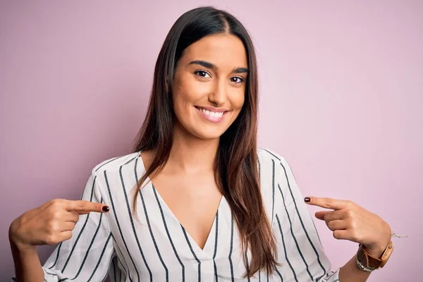 Giovane Bella Donna Bruna Indossa Camicia Righe Casual Sfondo Rosa — Foto Stock