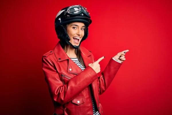 Junge Schöne Brünette Motorradfahrerin Mit Motorradhelm Und Roter Jacke Lächelnd — Stockfoto