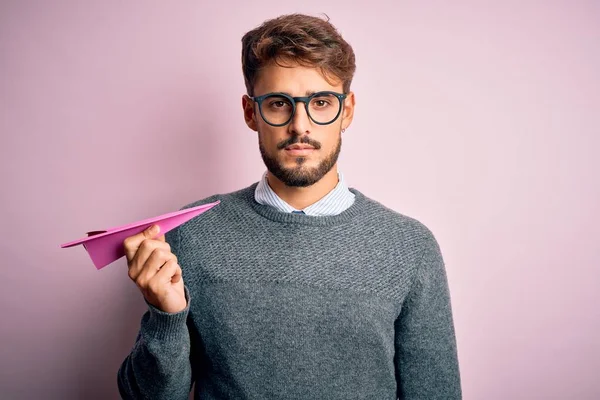 Joven Hombre Guapo Sosteniendo Aviones Papel Con Gafas Sobre Fondo — Foto de Stock