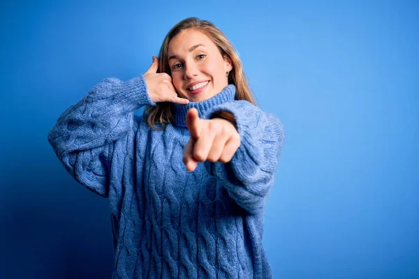 Jonge Mooie Blonde Vrouw Draagt Casual Coltrui Blauwe Achtergrond Glimlachend — Stockfoto